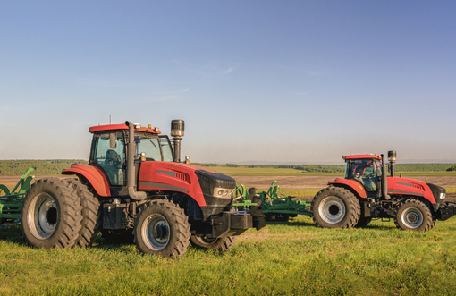 Remote tractor fleet status monitoring